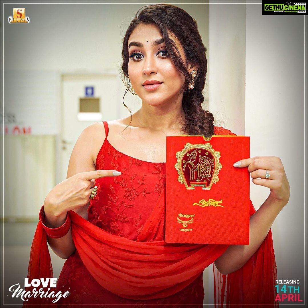Oindrila Sen Instagram - শাওন আসছে #LoveMarriage নিয়ে এই ১৪ই এপ্রিল আপনাদের কাছের সিনেমা হল-এ! BMS Link : #LinkInBio @nispalsingh #RanjitMallick @ankush.official @love_oindrila @adhyaaparajita #SohagSen @souviksavvyg & @pbchaki