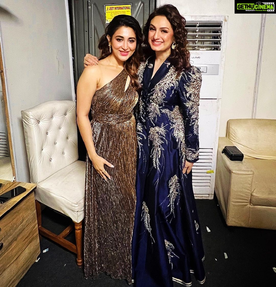 Oindrila Sen Instagram - Backstage with such an amazing,gorgeous,humble & a golden voice soul @akritikakar 💖