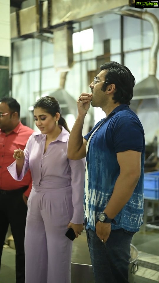 Oindrila Sen Instagram - আমরা চলে গেছিলাম মুখরোচক এর factory visit এ। কারণ ১৪ ই এপ্রিল আমাদের #Lovemarriage এ থাকছে মুখরোচক। ধন্যবাদ মুখরোচক কে আমাদের #lovemarriage এর সাথে যুক্ত হওয়ার জন্যে। মুখরোচক এ কেনো আপনারা এত স্বাদ পান দেখে নিন। #lovemarriage #Releasing14thapril @surinderfilms #Mukhorochok