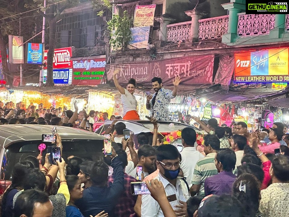 Oindrila Sen Instagram - #lovemarriage এর প্রতি মানুষের ভালোবাসা। অসংখ্য ধন্যবাদ তোমাদের সকলকে। আজ আমাদের #lovemarriage গাড়ি 🚗 নিয়ে প্রথম ভ্রমণ। কাল আসছি আমরা #lovemarriage car 🚗 নিয়ে #Netajinagar college এ। তৈরি থেকো। #lovemarriage #releasing14thapril