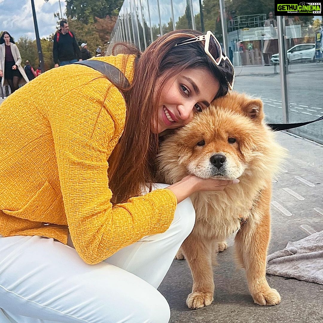 Oindrila Sen Instagram - #pawsomemoments #paris 🇫🇷 Paris les Champ Élysées