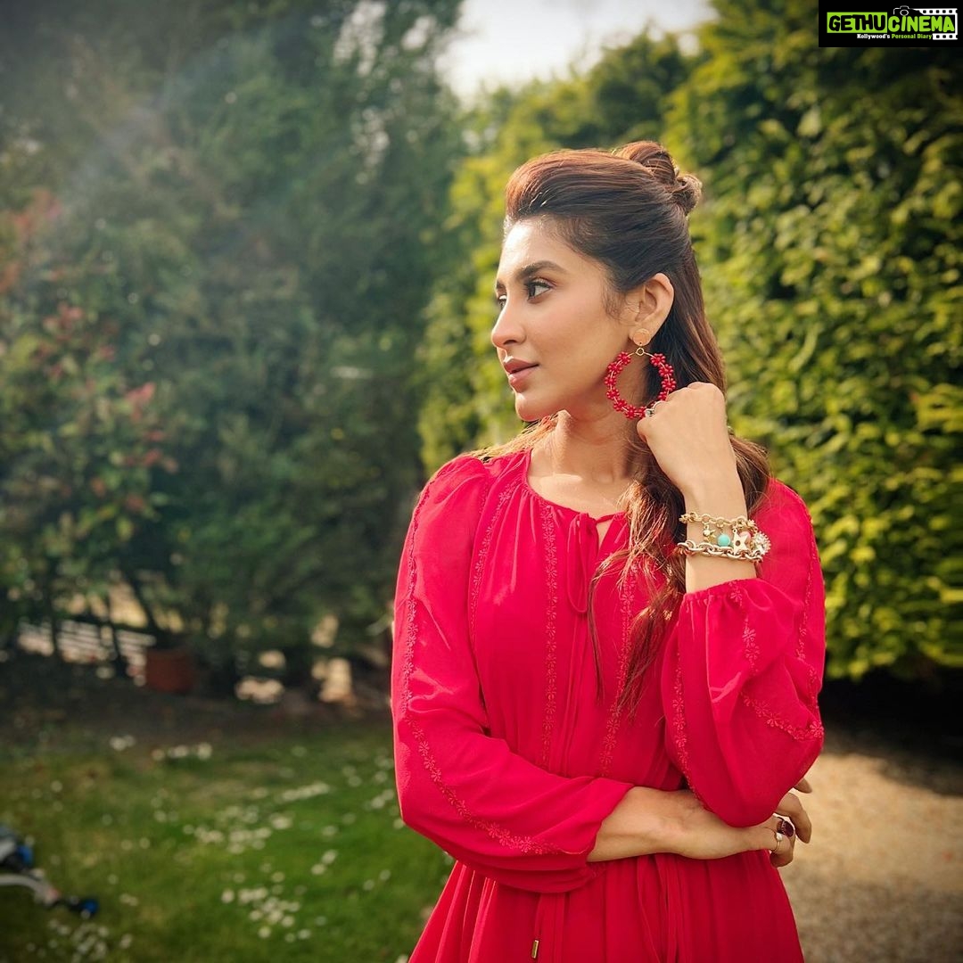 Oindrila Sen Instagram - There is a shade of red for every woman❣️ Thames River, London England