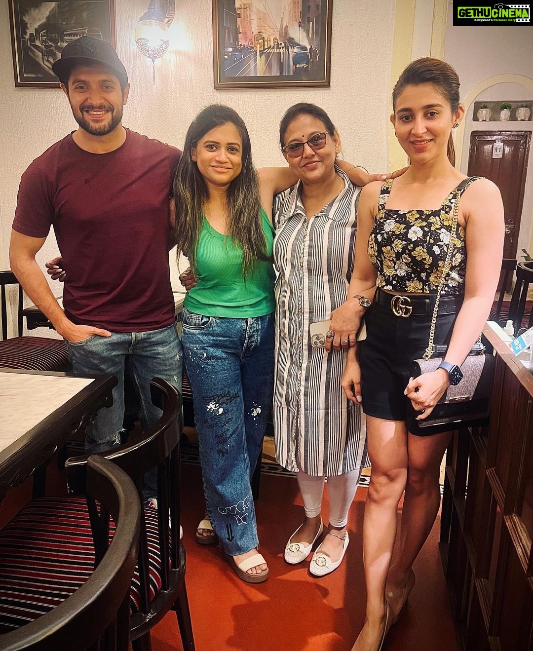 Oindrila Sen Instagram - Saturday night with some awesome food @bunaphilekolkata & lovely friends @sonika90dey @paromik891814 @vikramchatterje 😘🤗