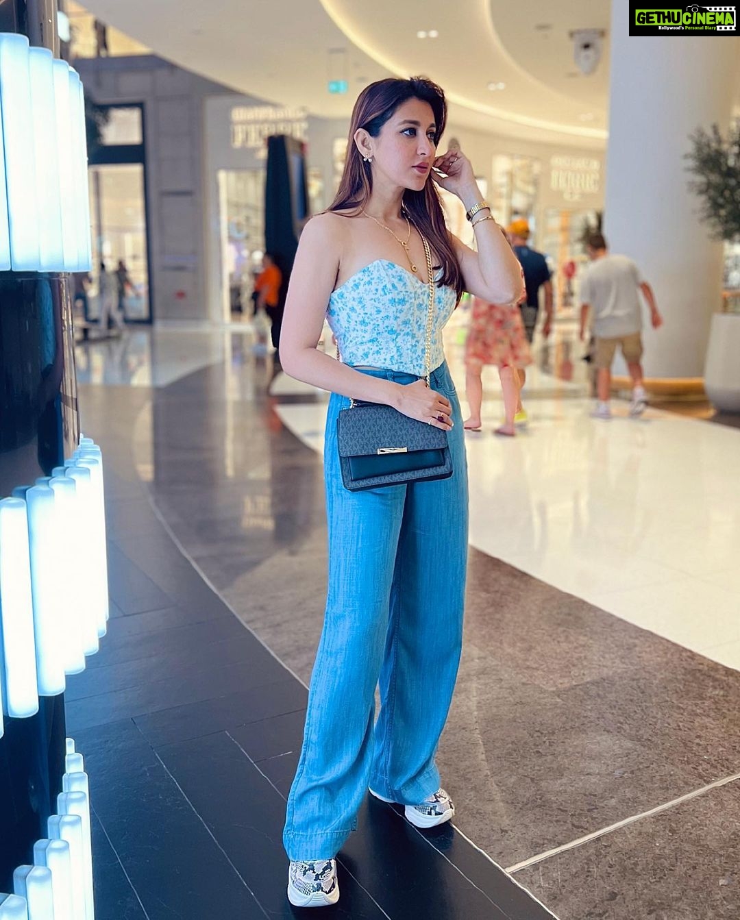 Oindrila Sen Instagram - One life,One world.. Explore it 🇦🇪