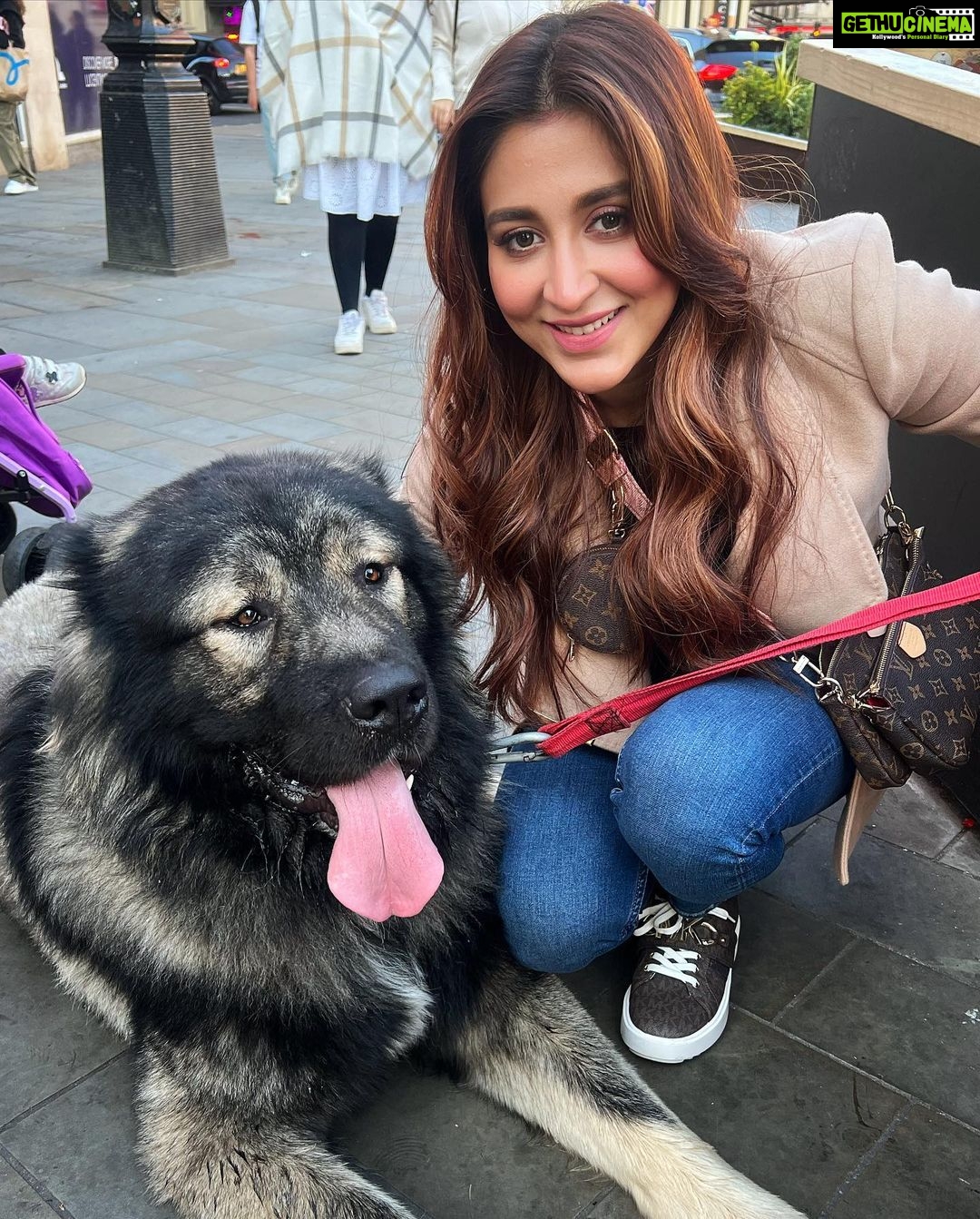 Oindrila Sen Instagram - FRIENDS 🐕 Central London UK
