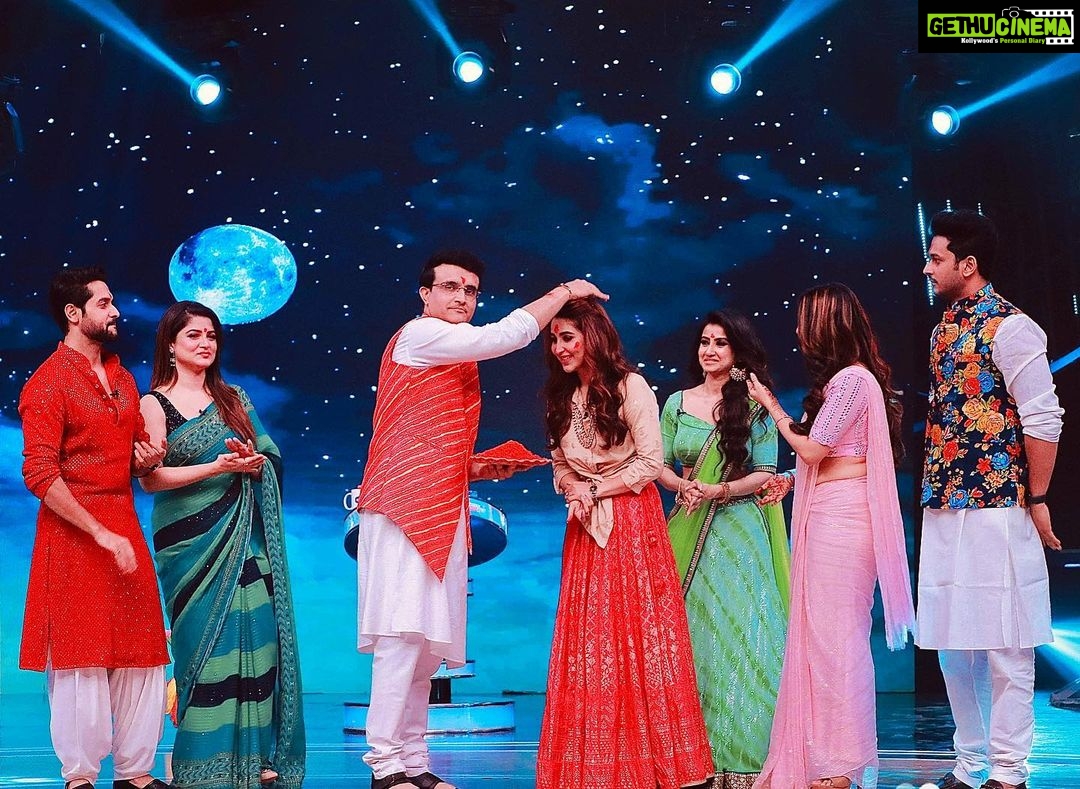 Oindrila Sen Instagram - Mohey Rang Deππβ€οΈππ§‘π Dadagiri holi special episode with none other than our legend @souravganguly With the beauties @srabanti.smile @banerjeepuja @monami_ghosh & smarties @vikramchatterje @somraj19 Today 9:30pm @zeebanglaofficial
