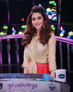 Oindrila Sen Instagram - Watch #dadagiriseason9 today 9:30pm @zeebanglaofficial @souravganguly 

#holispecial #rangiediejao 💜❤️💙💛💚🤎🧡