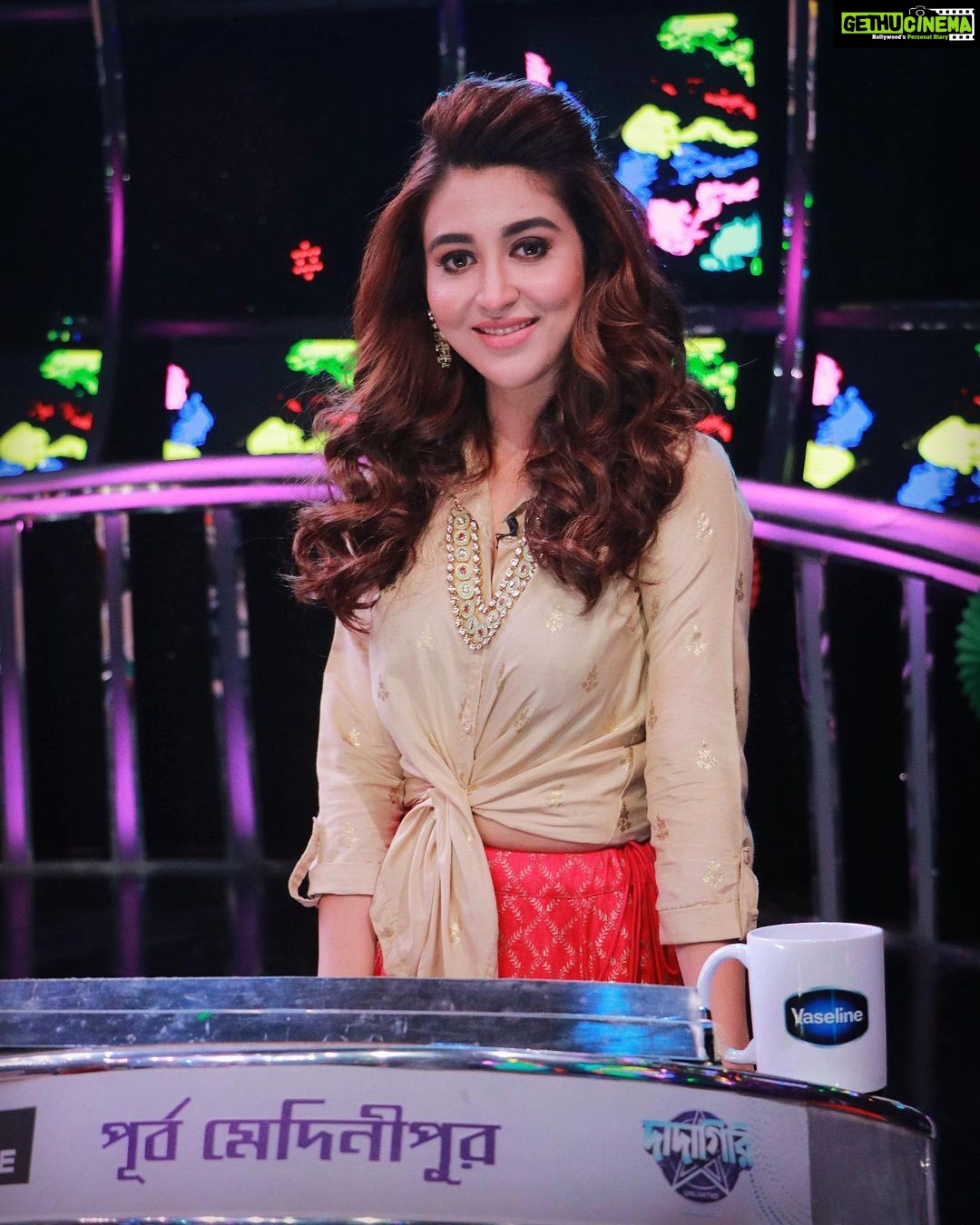 Oindrila Sen - 42.2K Likes - Watch #dadagiriseason9 today 9:30pm @zeebanglaofficial @souravganguly
#holispecial #rangiediejao 💜❤️💙💛💚🤎🧡