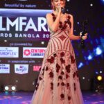 Oindrila Sen Instagram - Holding this Black Lady has always been a dream.. #Magic did that magic which brought this beautiful lady in my hand..Thank u @filmfare 🖤 Thank u my entire team of #Magic #filmfarebangla #bestdebut #blacklady #achievement #magicalmoment
