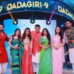 Oindrila Sen Instagram - Mohey Rang De💜💛❤️💚🧡💙 Dadagiri holi special episode with none other than our legend @souravganguly With the beauties @srabanti.smile @banerjeepuja @monami_ghosh & smarties @vikramchatterje @somraj19 Today 9:30pm @zeebanglaofficial