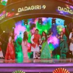 Oindrila Sen Instagram - Mohey Rang De💜💛❤️💚🧡💙 Dadagiri holi special episode with none other than our legend @souravganguly With the beauties @srabanti.smile @banerjeepuja @monami_ghosh & smarties @vikramchatterje @somraj19 Today 9:30pm @zeebanglaofficial