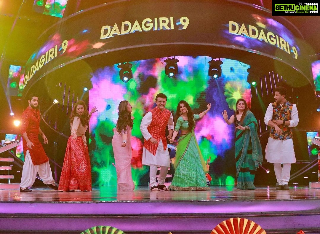 Oindrila Sen Instagram - Mohey Rang Deππβ€οΈππ§‘π Dadagiri holi special episode with none other than our legend @souravganguly With the beauties @srabanti.smile @banerjeepuja @monami_ghosh & smarties @vikramchatterje @somraj19 Today 9:30pm @zeebanglaofficial