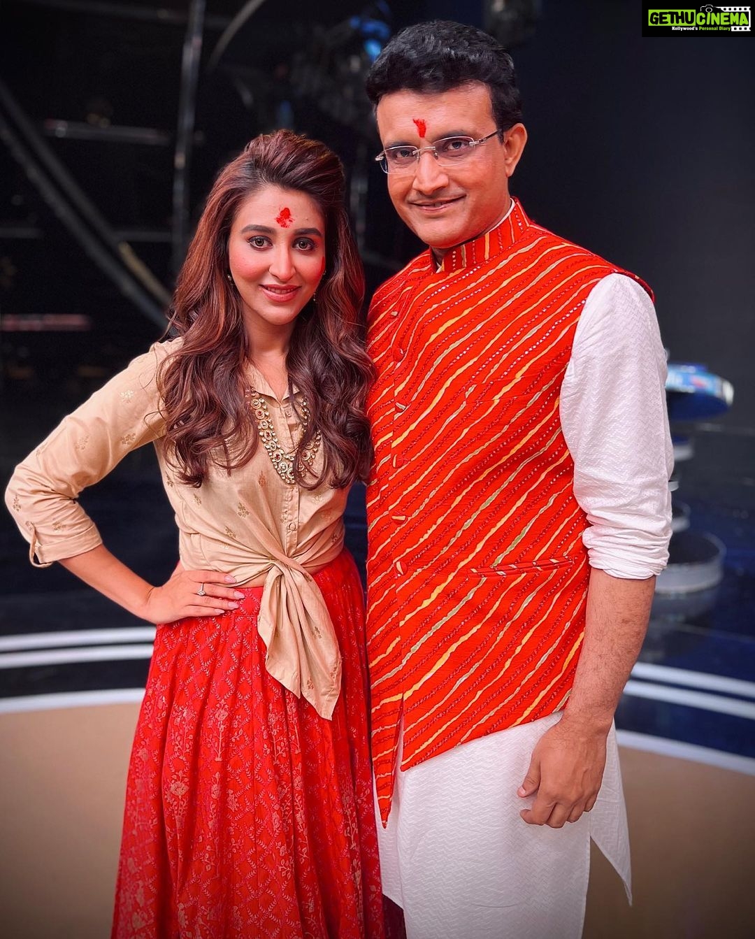Oindrila Sen - 42.2K Likes - Watch #dadagiriseason9 today 9:30pm @zeebanglaofficial @souravganguly
#holispecial #rangiediejao 💜❤️💙💛💚🤎🧡