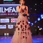 Oindrila Sen Instagram - Holding this Black Lady has always been a dream.. #Magic did that magic which brought this beautiful lady in my hand..Thank u @filmfare 🖤 Thank u my entire team of #Magic #filmfarebangla #bestdebut #blacklady #achievement #magicalmoment