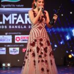 Oindrila Sen Instagram - Holding this Black Lady has always been a dream.. #Magic did that magic which brought this beautiful lady in my hand..Thank u @filmfare 🖤 Thank u my entire team of #Magic #filmfarebangla #bestdebut #blacklady #achievement #magicalmoment