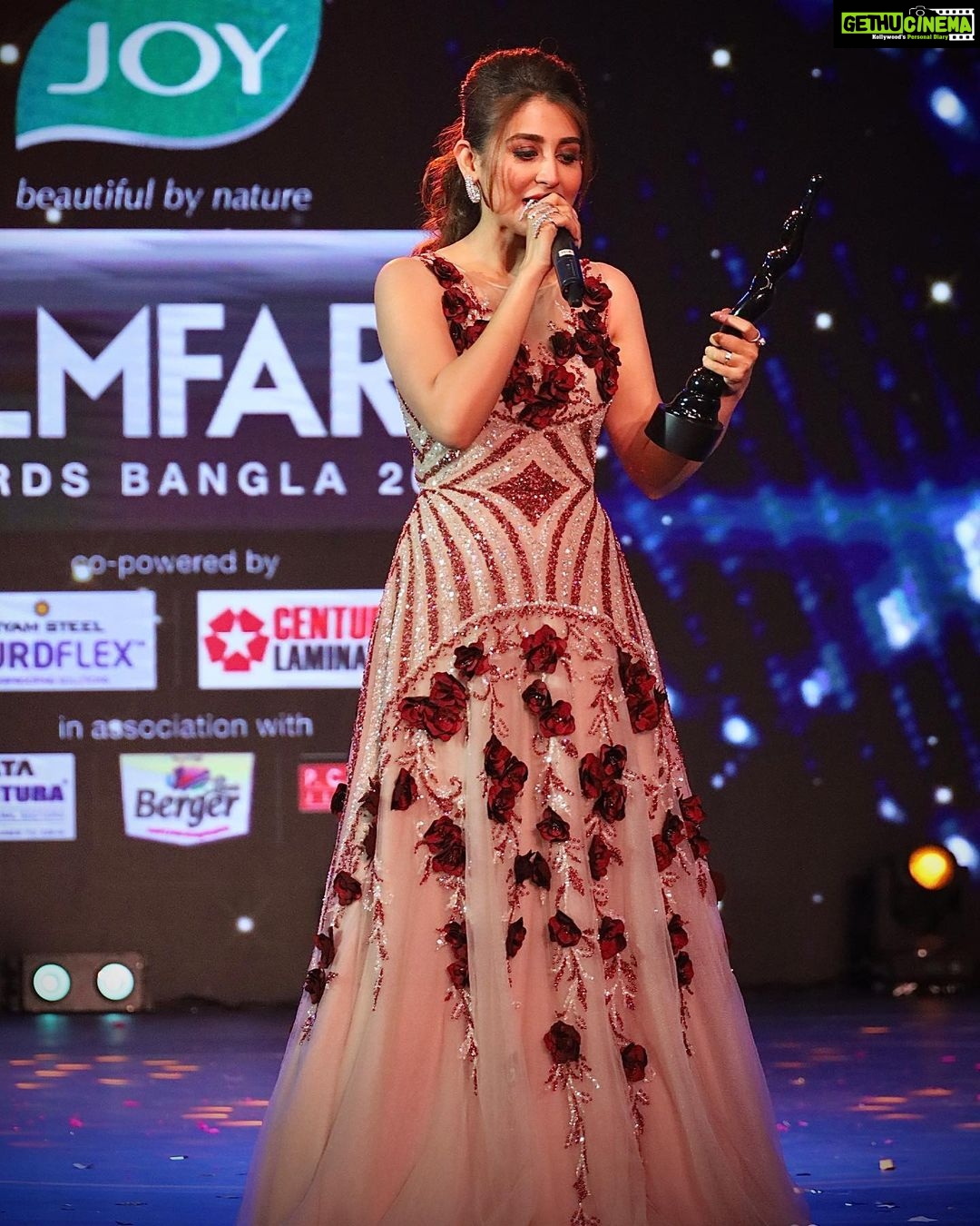 Oindrila Sen Instagram - Holding this Black Lady has always been a dream.. #Magic did that magic which brought this beautiful lady in my hand..Thank u @filmfare 🖤 Thank u my entire team of #Magic #filmfarebangla #bestdebut #blacklady #achievement #magicalmoment