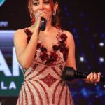 Oindrila Sen Instagram - Holding this Black Lady has always been a dream.. #Magic did that magic which brought this beautiful lady in my hand..Thank u @filmfare 🖤 Thank u my entire team of #Magic #filmfarebangla #bestdebut #blacklady #achievement #magicalmoment
