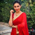 Oindrila Sen Instagram - When in doubt wear red & smile 😍 📸 @gamernaxx