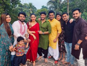 Oindrila Sen Instagram - Diwali celebration with my favs 🪔🪔🪔

@iamaneekdhar @ankush.official @vikramchatterje @gamernaxx @ushasi_biswas @debaleenadhar 
major missing @sreobanerjee2021 meet us soon 🤗