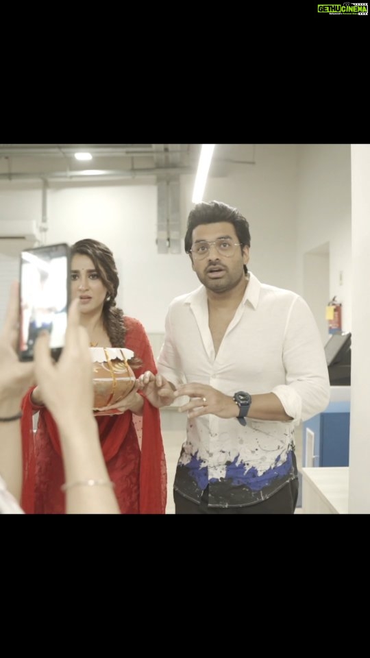 Oindrila Sen Instagram - আমাদের বিয়ের আমন্ত্রণ জানাতে যখন আমরা পৌঁছে গেছিলাম @timesofindia অফিসে। #loveMarriage #releasing14thapril @surinderfilms @pbchaki