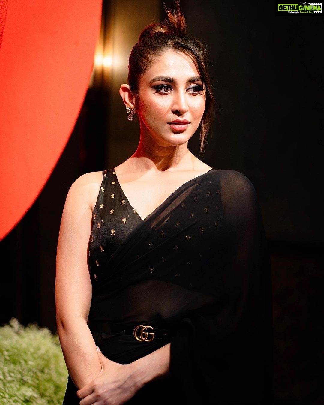 Oindrila Sen Instagram - SHE AWARDS by @t2telegraph 🖤 . . . . . . . Styling @rabhisek MUA @makeupartist.sourab Hair @sarmistha1992 Assisted by @being_prasun @arkaloves 📸 @anirbandas1622