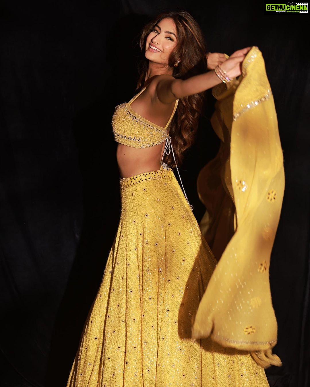 Palak Tiwari Instagram - Swinging my dupatta around is basically my fav arm workout 🤪💛 @amitkhannaphotography @stylingbyvictor @sohail__mughal___ @darenmemonofficial @rahul_sharma221 @sawangandhiofficial @tyaanijewellery @goldsmiths_jewellery