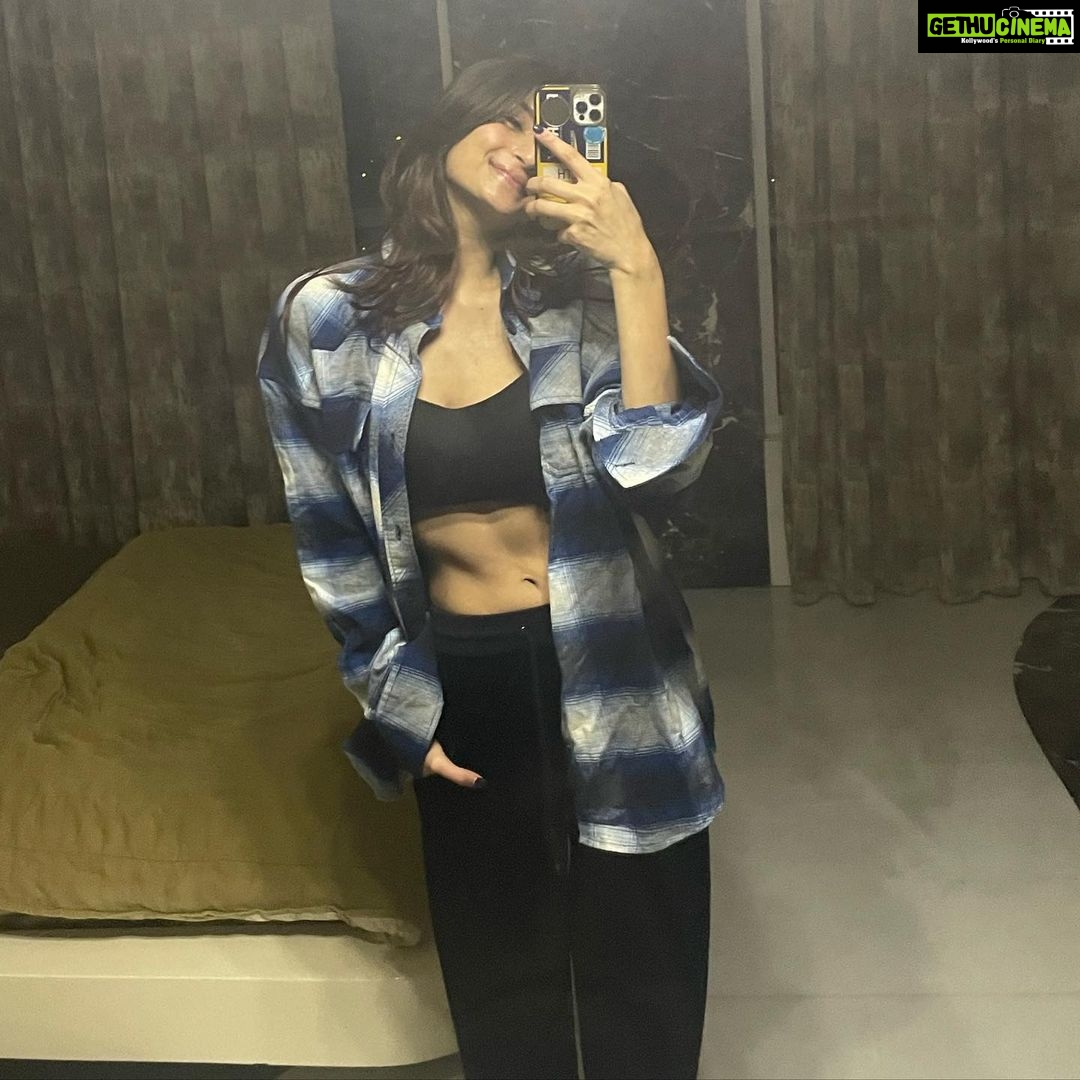 Palak Tiwari Instagram - Obsessed w my shirt 👻
