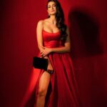 Palak Tiwari Instagram - Instead of walking the red carpet I became it 😗♥️ Styled by @hitendrakapopara Fashion team: @tanyakalraaa @_tanishka_21 Wearing: @liastubllaofficial Jewellery :@blingsutra @ascend.rohank @oceana_clutches @louboutinworld Makeup: @anumariyajose Hair: @rahul_sharma221 📸 Shot by: @navneet_photography Agency: @celeb_connect