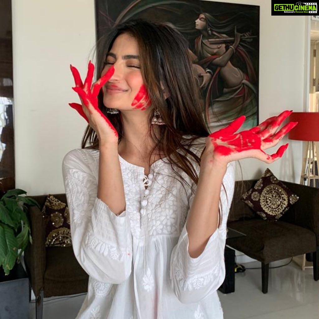 Palak Tiwari Instagram - A very happy holi to everyone 💙💜❤️💛💚 Holi is all about love and compassion, please show some to your local animals as well, please don’t put colour on them , instead in the spirit of the festival offer them some food, or cold water/milk Let’s spread positivity 💜 @lucknowicrafts