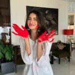 Palak Tiwari Instagram - A very happy holi to everyone 💙💜❤️💛💚 Holi is all about love and compassion, please show some to your local animals as well, please don’t put colour on them , instead in the spirit of the festival offer them some food, or cold water/milk Let’s spread positivity 💜 @lucknowicrafts