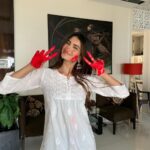 Palak Tiwari Instagram - A very happy holi to everyone 💙💜❤️💛💚 Holi is all about love and compassion, please show some to your local animals as well, please don’t put colour on them , instead in the spirit of the festival offer them some food, or cold water/milk Let’s spread positivity 💜 @lucknowicrafts