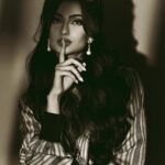 Palak Tiwari Instagram - Tried my hand at that retro thing 🔍 Shot by- @amitkhannaphotography Styled by- @stylingbyvictor @sohail__mughal___ MU- @makeupbyanshu Hair -@stylistsony Shirt @ashfaq.shop Accessories @blingvine
