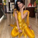 Palak Tiwari Instagram - Yellow yet again hehe @sohail__mughal___ @stylingbyvictor @mulmulbyarabella