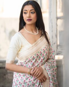 Paoli Dam Instagram - Winter afternoon, warm rays of the sun and Kolkata ! 
.
.
Styling , Make up and Hair @aniruddhachakladar 
Photographer @hashtagsourav 
.
.
.
#saree #white #whitesaree #lookoftheday #throwback #kiff2022 #opening #carousel #potd #sareefashion #instafashion #ethnicwear #portrait #white #instapost #instagood #instaportrait #actorslife #actorsofinstagram  #instalook #paolidam #paolidamofficial