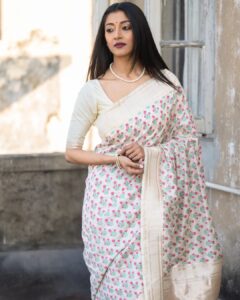 Paoli Dam Instagram - Winter afternoon, warm rays of the sun and Kolkata ! . . Styling , Make up and Hair @aniruddhachakladar Photographer @hashtagsourav . . . #saree #white #whitesaree #lookoftheday #throwback #kiff2022 #opening #carousel #potd #sareefashion #instafashion #ethnicwear #portrait #white #instapost #instagood #instaportrait #actorslife #actorsofinstagram #instalook #paolidam #paolidamofficial