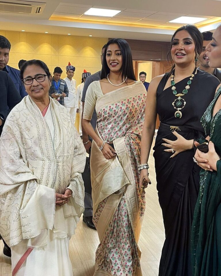 Paoli Dam Instagram - KIFF 2022 ! Immense gratitude towards the #Government_of_West_Bengal and Honorable Chief Minister @mamataofficial didi for yet another phenomenal illustration of Bengal's potency and competence. Life has a propensity for moving fast. You gotta document the good times. Reunited with friends and it feels spectacular! #kiff #kolkatainternationalfilmfestival #kiff2022 #kiff28 #filmfestival #international #evening #wellspent #friends #colleagues #actor #actorslife #paolidam #paolidamofficial Netaji Indoor Stadium Kolkata