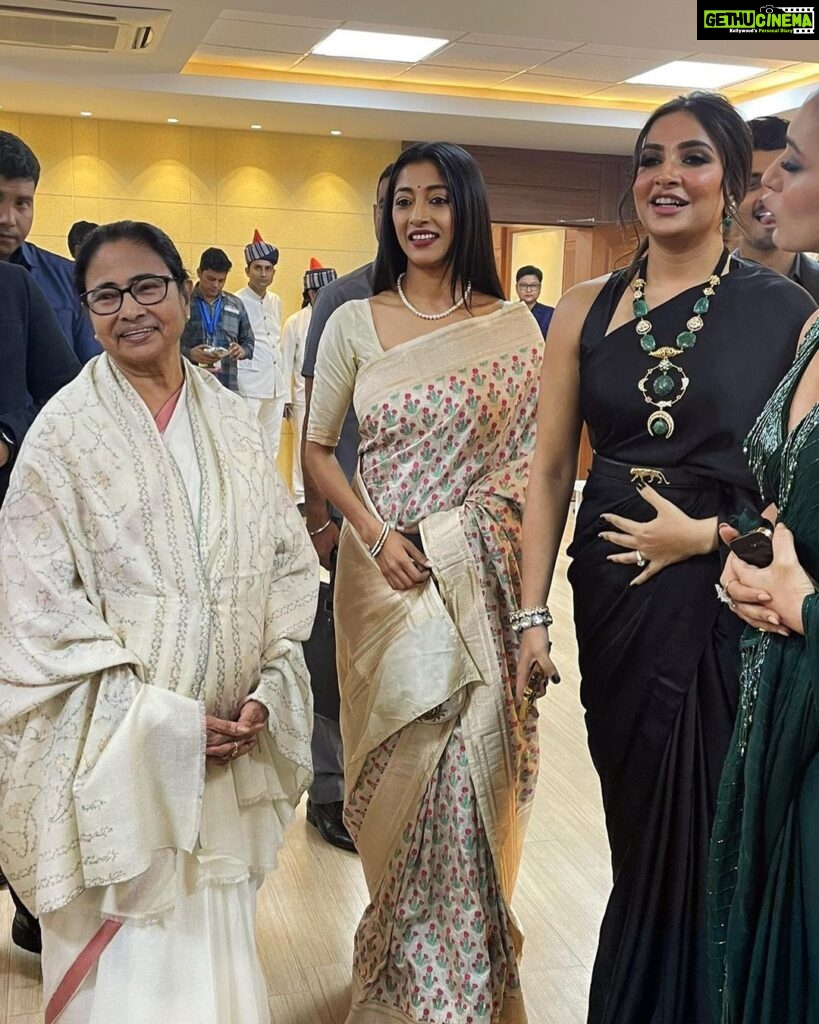 Paoli Dam Instagram - KIFF 2022 ! Immense gratitude towards the #Government_of_West_Bengal and Honorable Chief Minister @mamataofficial didi for yet another phenomenal illustration of Bengal's potency and competence. Life has a propensity for moving fast. You gotta document the good times. Reunited with friends and it feels spectacular! #kiff #kolkatainternationalfilmfestival #kiff2022 #kiff28 #filmfestival #international #evening #wellspent #friends #colleagues #actor #actorslife #paolidam #paolidamofficial Netaji Indoor Stadium Kolkata