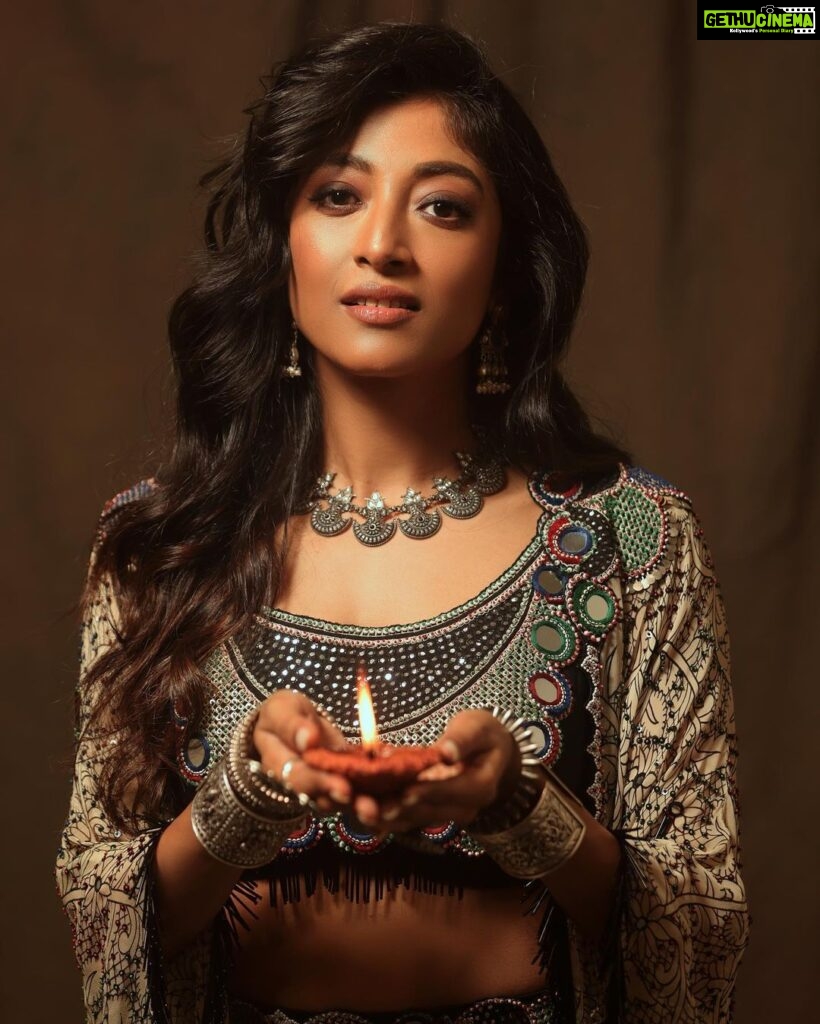 Paoli Dam Instagram - In a world full of trends, remain a Classic ! ❤️ . . . . . . #festiveseason #festivewear #festivevibes #festiveseason #festivalfashion #festivelook #outfitoftheday #ootd #photooftheday #instagram #instagood #instadaily #paolidam #paolidamofficial