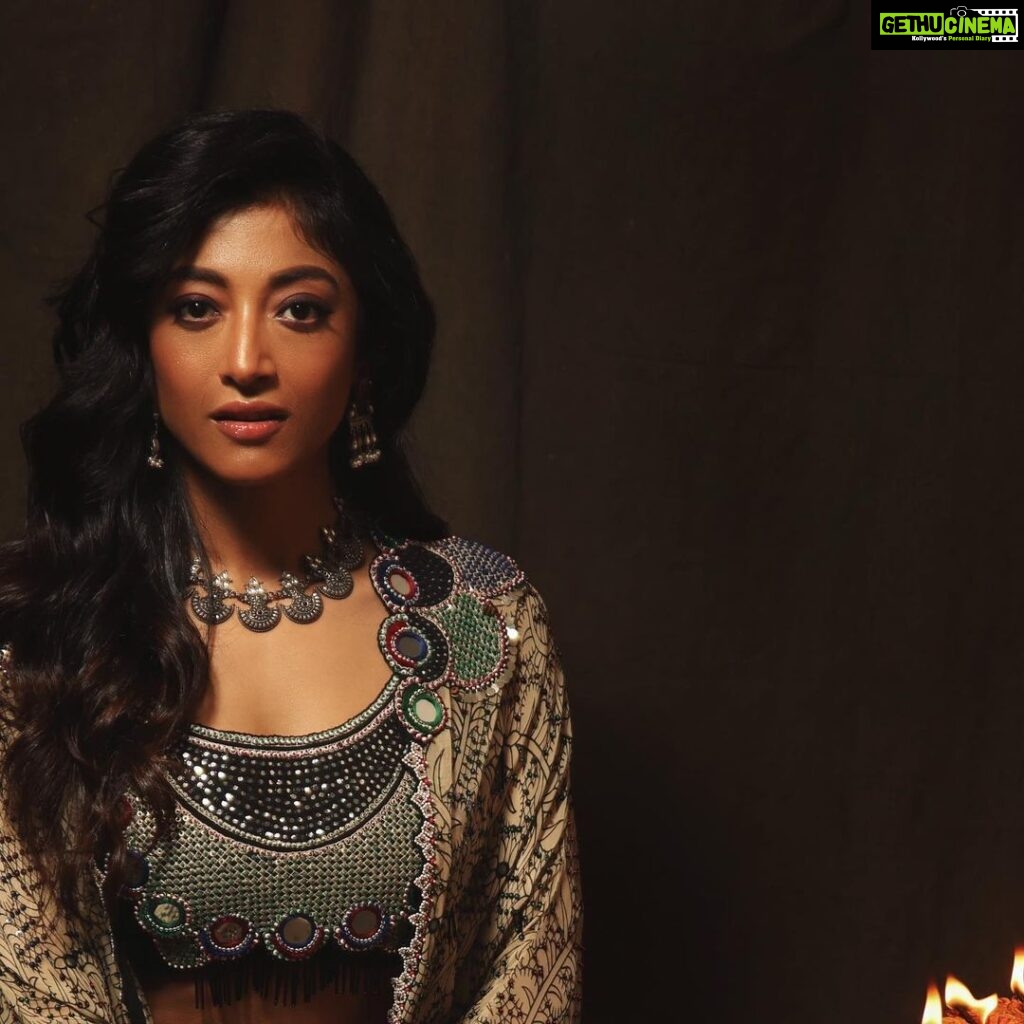 Paoli Dam Instagram - She has fire in her soul and grace in her heart! ❤️ Open profile @paoli_dam to view the full picture ! For @calcuttatimes Thank you @rumanganguly & @chandrimapal ❤️ 📸 @tathagataghosh Wardrobe @nupurkanoiofficial Make up and Hair @abhijitpl2 @sanandalaha . . . #gridpost #photogrid #festivevibes #ootd #elegance #traditional #traditionalwear #throwback #photoshoot #calcuttatimes #paolidam #paolidamofficial