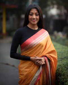 Paoli Dam Instagram - Kolkata in a winter afternoon is pure ecstasy!❤️
.
.
.
#kolkatadiaries #winterafternoon #winteroutfit #ecstasyhearts #sareefashion #afternoonquotes #kolkatagram #pureemotion #cityofjoy #mycity #somesnaps #instapost #instagood
#paolidam 
#paolidamofficial