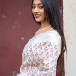 Paoli Dam Instagram – The world always looks brighter from behind a smile 😊
.
.
.
.
#saree #white #whitesaree #lookoftheday #throwback #kiff2022 #opening #carousel #potd #sareefashion #instafashion #ethnicwear #portrait #white #instapost #instagood #instaportrait #actorslife #actorsofinstagram  #instalook #paolidam #paolidamofficial