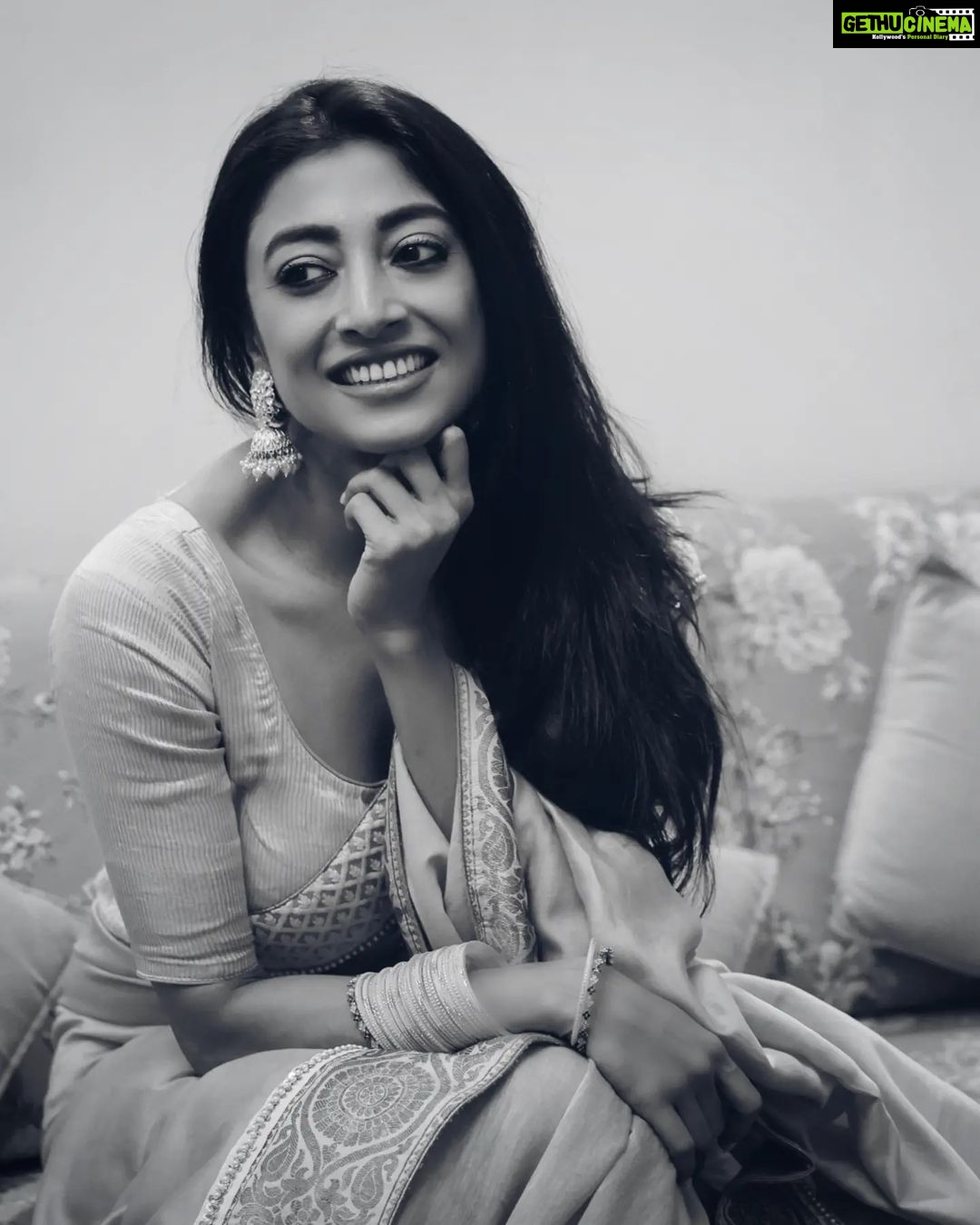 Paoli Dam Instagram - Photos in black and white are life's love affairs, timeless classics if you may. To me, they have more colors which need observant eyes!๐ค ๐ธ @kanishbhatt . . . #photo #blackandwhite #monochrome #pictureoftheday #classics #observent #eyestalk #carousel #potd #sareefashion #ethniclook #smilemore #monochromatic #instagood #newpost #instadaily #instagram #paolidam #paolidamofficial