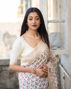 Paoli Dam Instagram - Winter afternoon, warm rays of the sun and Kolkata ! 
.
.
Styling , Make up and Hair @aniruddhachakladar 
Photographer @hashtagsourav 
.
.
.
#saree #white #whitesaree #lookoftheday #throwback #kiff2022 #opening #carousel #potd #sareefashion #instafashion #ethnicwear #portrait #white #instapost #instagood #instaportrait #actorslife #actorsofinstagram  #instalook #paolidam #paolidamofficial