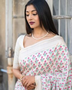 Paoli Dam Instagram - Winter afternoon, warm rays of the sun and Kolkata ! 
.
.
Styling , Make up and Hair @aniruddhachakladar 
Photographer @hashtagsourav 
.
.
.
#saree #white #whitesaree #lookoftheday #throwback #kiff2022 #opening #carousel #potd #sareefashion #instafashion #ethnicwear #portrait #white #instapost #instagood #instaportrait #actorslife #actorsofinstagram  #instalook #paolidam #paolidamofficial