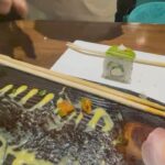 Parag Tyagi Instagram - Struggling with chopsticks 🥢 never thought that eating food can be so much struggle.. chachmbar bana Diya sushi Ka 🤣 Achcha kaun kaun struggle karta Hai chopsticks se khane me? #chinesefood #chopsticks #struggle #desi #fun #mazaaagaya #food #sundayfunday