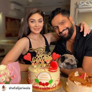 Parag Tyagi Instagram - Posted @withregram • @shefalijariwala About last night…
#celebrating with @paragtyagi 
.
.
.
#athome #love #spreadlove #spreadpositivity #tgif #instadaily #funtimes #life #grateful #fun @thebostoncafeandpatisserie