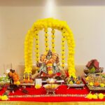 Parag Tyagi Instagram - ओम् सर्व मंगल मांगल्ये शिवे सर्वार्थ साधिके, शरण्ये त्रयम्बके गौरी नारायणी नमोस्तुते। हे माँ आपकी सदा ही जय हो। माँ दुर्गा आप सभी की मनोकामना पूर्ण करें। जय माता दी। #navratri #happynavratri #festival #maa #jaimatadi #gratitude #thankful #love #mana #spiritual #festivespirit