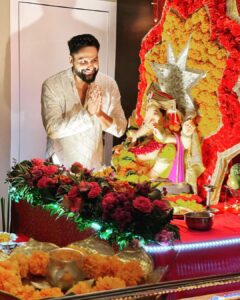 Parag Tyagi Instagram - Bappa aaya hamare Ghar ❤️❤️

#ganpatibappamorya #love #bappa #festival #mana #grateful #gratitude #positivevibes #energy #happiness