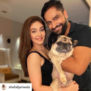 Parag Tyagi Instagram - Posted @withregram • @shefalijariwala About last night…
#celebrating with @paragtyagi 
.
.
.
#athome #love #spreadlove #spreadpositivity #tgif #instadaily #funtimes #life #grateful #fun @thebostoncafeandpatisserie