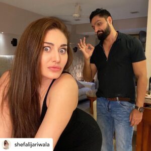 Parag Tyagi Instagram - Posted @withregram • @shefalijariwala About last night…
#celebrating with @paragtyagi 
.
.
.
#athome #love #spreadlove #spreadpositivity #tgif #instadaily #funtimes #life #grateful #fun @thebostoncafeandpatisserie